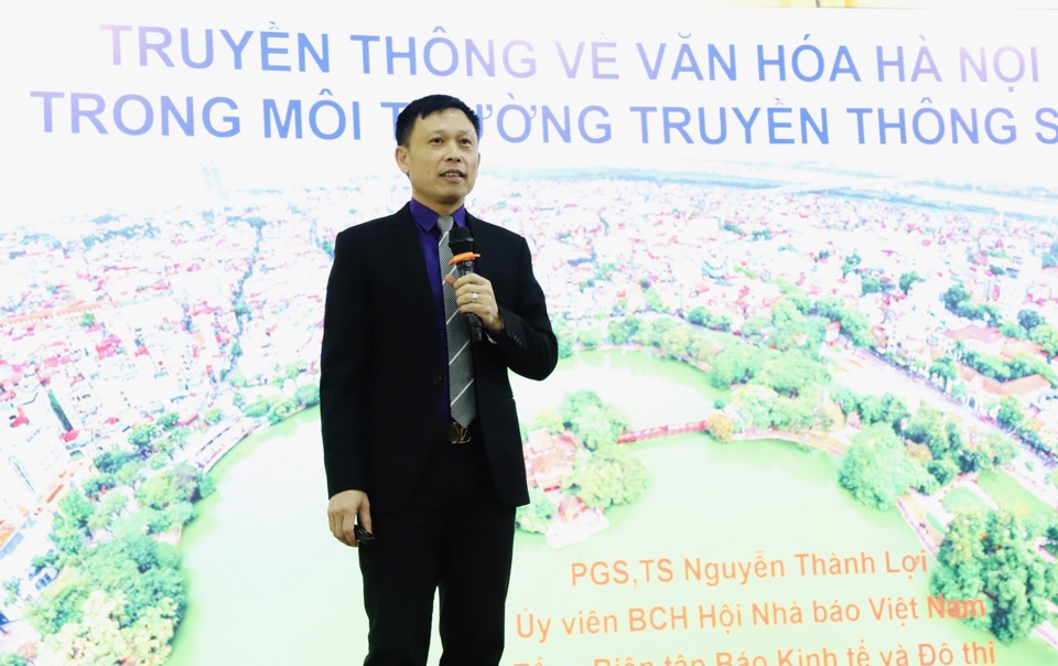 PGS.TS Nguyễn Th&agrave;nh Lợi, Ủy vi&ecirc;n BCH Hội Nh&agrave; b&aacute;o Việt Nam, Tổng Bi&ecirc;n tập B&aacute;o Kinh tế &amp; Đ&ocirc; thị tr&igrave;nh b&agrave;y tham luận tại Hội thảo.