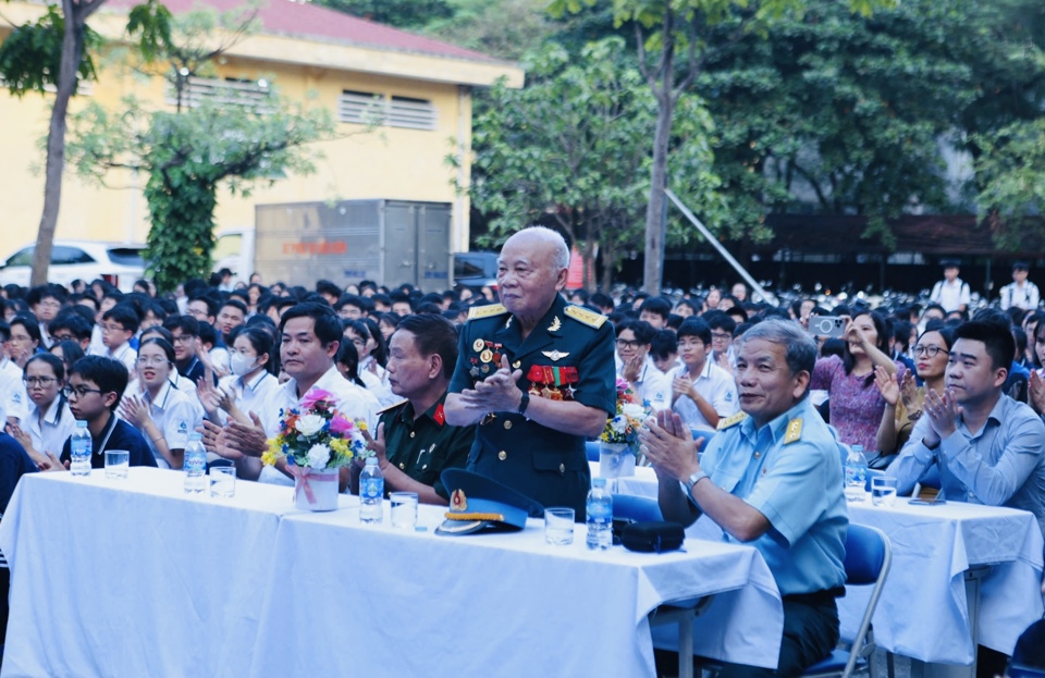 Đại tá Dương Niết (người đang đứng - trực tiếp tham gia tiếp quản Thủ đô) và Chủ tịch Hội CCB phường Khương Mai Nguyễn Hữu Ngọ (người ngồi ngoài cùng, bên cạnh Đại tá Dương Niết) chia sẻ những câu chuyện lịch sử với học sinh Trường THPT Nhân Chính