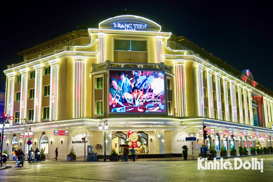 Tại trung t&acirc;m thương mại Tr&agrave;ng Tiền Plaza (quận Ho&agrave;n Kiếm, TP H&agrave; Nội), những c&acirc;y th&ocirc;ng, hộp qu&agrave;, cầu tuyết...đ&atilde; được dựng l&ecirc;n c&ugrave;ng hệ thống đ&egrave;n led rực rỡ.