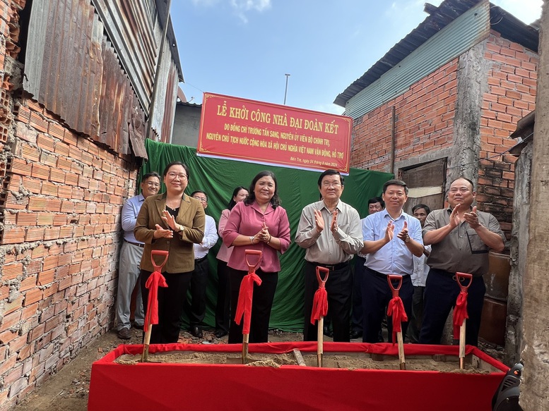 Lễ khởi c&ocirc;ng nh&agrave; đại đo&agrave;n kết do nguy&ecirc;n Chủ tịch nước Trương Tấn Sang vận động t&agrave;i trợ diễn ra s&aacute;ng 4/8. Ảnh:&nbsp;Minh Đảm