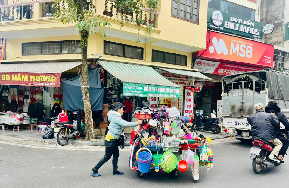 Lao động phi ch&iacute;nh thức ở H&agrave; Nội đang đối mặt với th&aacute;ch thức trong bối cảnh ph&aacute;t triển kinh tế số, kinh tế tri thức v&agrave; chuyển đổi số:. Ảnh: Thủy Tr&uacute;c.