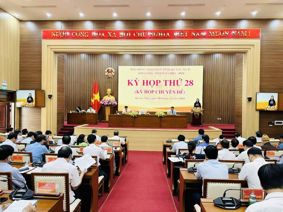 Kỳ họp 18, HĐND tỉnh Quảng Ng&atilde;i kh&oacute;a XIII, nhiệm kỳ 2021 - 2026 đ&atilde;&nbsp;th&ocirc;ng qua nghị quyết quy định ch&iacute;nh s&aacute;ch hỗ trợ đối với c&aacute;n bộ, c&ocirc;ng chức cấp x&atilde; v&agrave; người hoạt động kh&ocirc;ng chuy&ecirc;n tr&aacute;ch ở cấp x&atilde; d&ocirc;i dư do sắp xếp đơn vị h&agrave;nh ch&iacute;nh cấp x&atilde; tr&ecirc;n địa b&agrave;n tỉnh Quảng Ng&atilde;i giai đoạn 2023 - 2025.