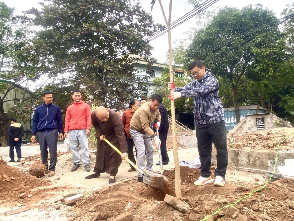 L&atilde;nh đạo huyện Thanh Tr&igrave; c&ugrave;ng c&aacute;c đại biểu tham gia trồng c&acirc;y tạo cảnh quan tại nghĩa trang th&ocirc;n Vĩnh Trung.