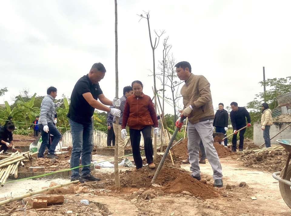 C&aacute;c đại biểu c&ugrave;ng Nh&acirc;n d&acirc;n địa phương tham gia trồng c&acirc;y tại nghĩa trang th&ocirc;n Vĩnh Trung.