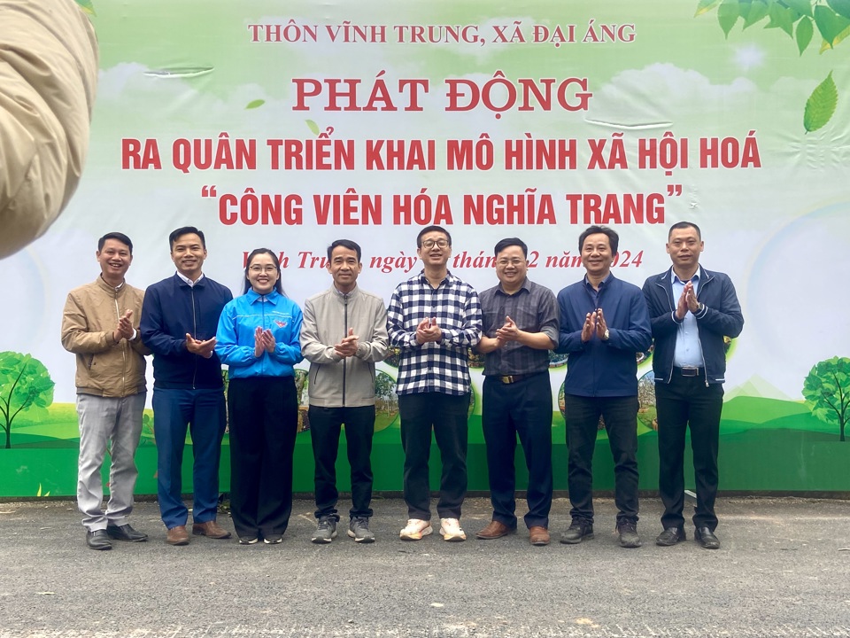 L&atilde;nh đạo huyện Thanh Tr&igrave; c&ugrave;ng đại diện c&aacute;c ph&ograve;ng, ban, ng&agrave;nh, đo&agrave;n thể của huyện v&agrave; x&atilde; Đại &Aacute;ng, th&ocirc;n Vĩnh Trung ph&aacute;t động ra qu&acirc;n triển khai m&ocirc; h&igrave;nh x&atilde; hội h&oacute;a&nbsp;&ldquo;C&ocirc;ng vi&ecirc;n h&oacute;a nghĩa trang&rdquo;.