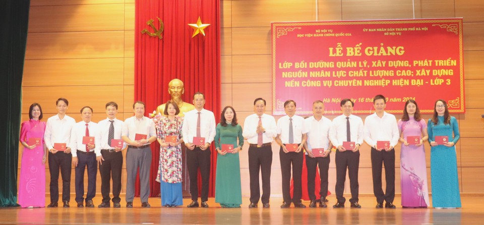 L&atilde;nh đạo Sở Nội vụ H&agrave; Nội trao chứng chỉ cho c&aacute;c học vi&ecirc;n ho&agrave;n th&agrave;nh ''Lớp bồi dưỡng quản l&yacute;, x&acirc;y dựng, ph&aacute;t triển nguồn nh&acirc;n lực chất lượng cao, x&acirc;y dựng nền c&ocirc;ng vụ hiện đại''