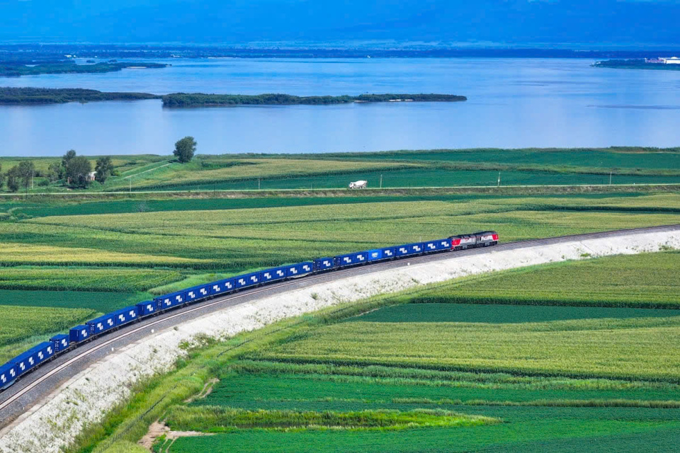 Một chuyến t&agrave;u chở h&agrave;ng Trung Quốc-Ch&acirc;u &Acirc;u khởi h&agrave;nh từ Đồng Giang ở tỉnh Hắc Long Giang, Đ&ocirc;ng Bắc Trung Quốc. Ảnh: Xinhua