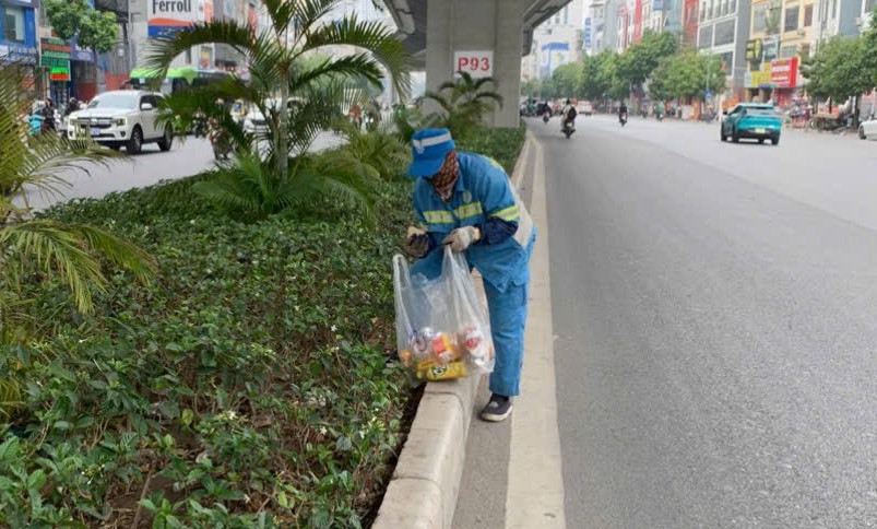 C&ocirc;ng nh&acirc;n m&ocirc;i trường thu dọn r&aacute;c tại khu vực c&aacute;c vườn hoa, dải ph&acirc;n c&aacute;ch nhằm đảm bảo vệ sinh m&ocirc;i trường, mỹ quan đ&ocirc; thị.