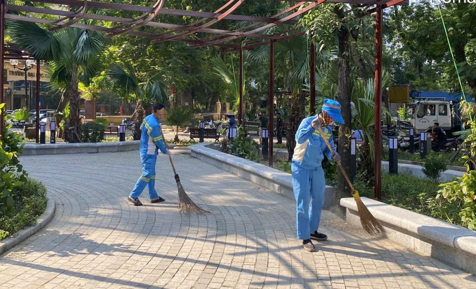 C&ocirc;ng nh&acirc;n vệ sinh m&ocirc;i trường ra qu&acirc;n dọn dẹp vệ sinh m&ocirc;i trường tr&ecirc;n địa b&agrave;n quận Đống Đa.