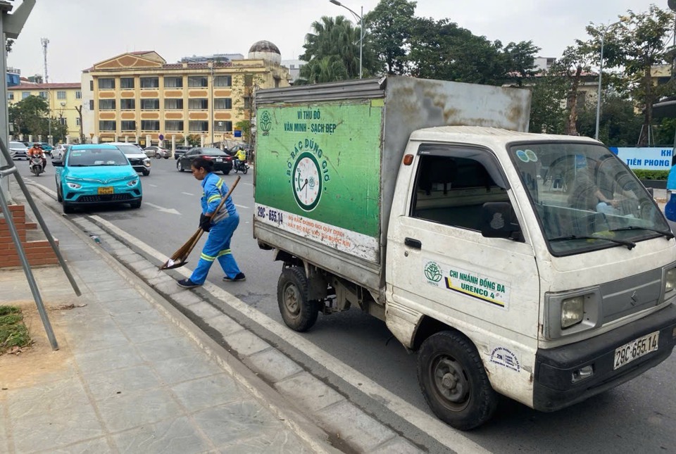 C&ocirc;ng nh&acirc;n m&ocirc;i trường được huy động tăng cường dọn dẹp vệ sinh m&ocirc;i trường tr&ecirc;n c&aacute;c tuyến phố.