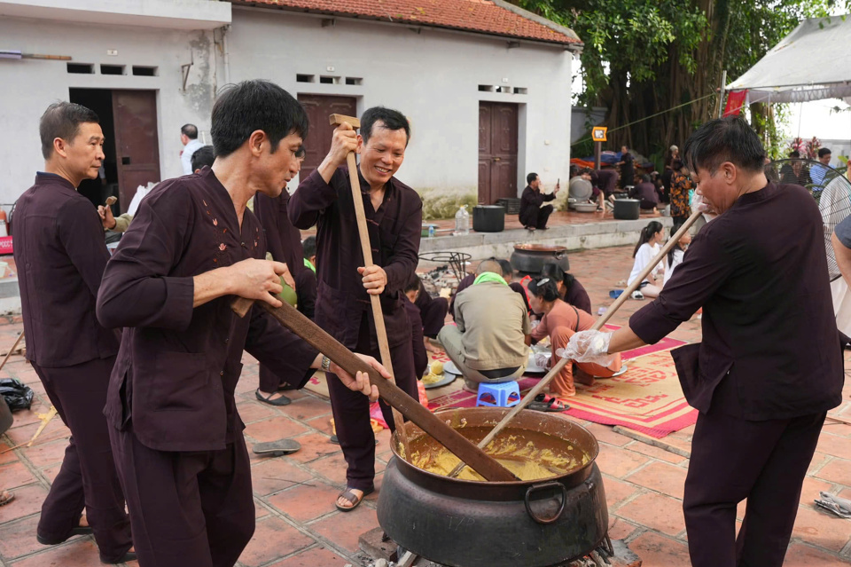 Lễ hội nấu ch&egrave; kho tại đ&igrave;nh Ch&egrave;m. Ảnh: Trần Thảo