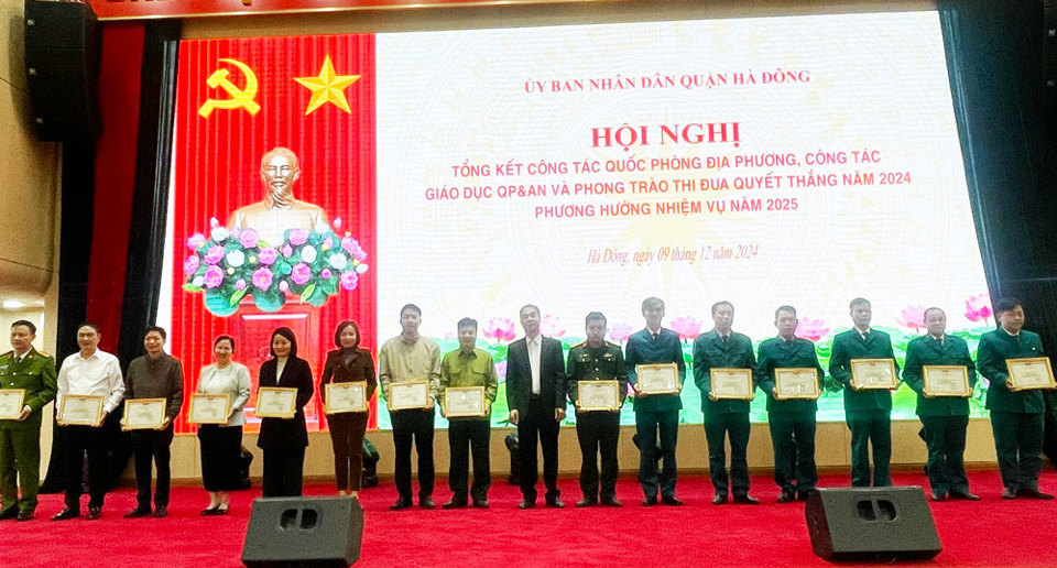 Quận H&agrave; Đ&ocirc;ng trao thưởng cho c&aacute;c tập thể, c&aacute; nh&acirc;n ho&agrave;n th&agrave;nh xuất sắc nhiệm vụ năm 2024.