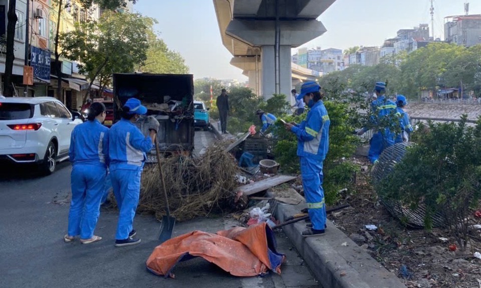 C&ocirc;ng nh&acirc;n vệ sinh m&ocirc;i trường dọn dẹp r&aacute;c phế thải bị tập kết sai quy định.