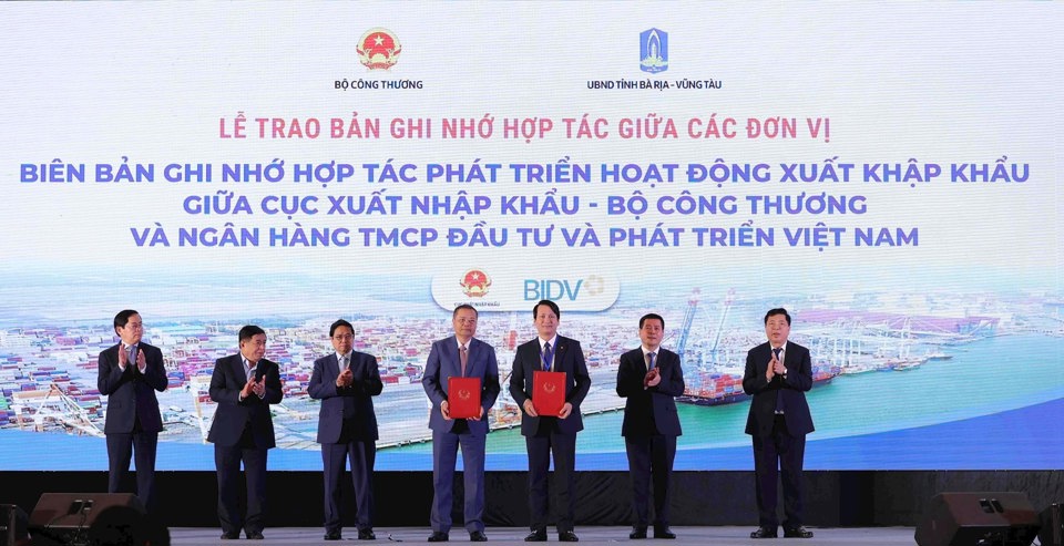 &Ocirc;ng Trần Long - Ph&oacute; Tổng Gi&aacute;m đốc BIDV v&agrave; &ocirc;ng Nguyễn Anh Sơn - Cục trưởng Cục Xuất nhập khẩu - trao bi&ecirc;n bản ghi nhớ hợp t&aacute;c.