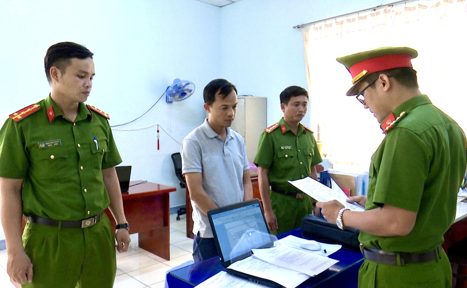 Cơ quan CSĐT C&ocirc;ng an tỉnh Bạc Li&ecirc;u đang tống đạt c&aacute;c quyết định đối với bị can Đỗ Mạnh (ảnh Trọng Thức).