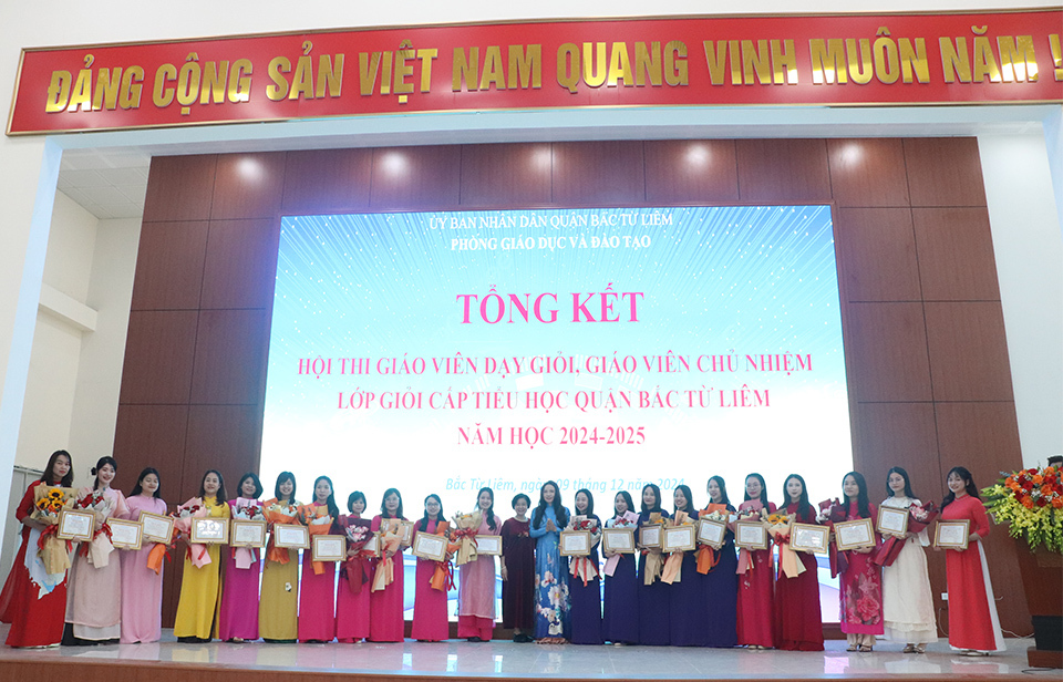 22 gi&aacute;o vi&ecirc;n đạt giải Nhất.