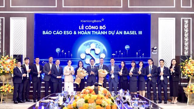 &Ocirc;ng Trần Ngọc Minh - Chủ tịch HĐQT KienlongBank v&agrave; &ocirc;ng Trần Hồng Minh - Quyền Tổng Gi&aacute;m đốc KienlongBank trao hoa cảm ơn v&agrave; ch&uacute;c mừng hai đối t&aacute;c c&ugrave;ng Ban Dự &aacute;n