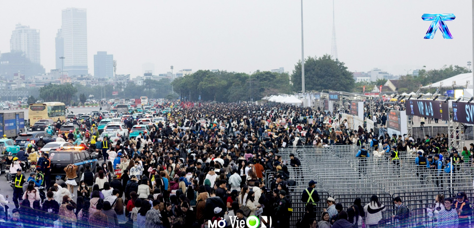 H&agrave;ng ngh&igrave;n kh&aacute;n giả xếp h&agrave;ng l&agrave;m thủ tục checkin v&agrave;o concert "Anh trai say hi" trước cửa s&acirc;n vận động Mỹ Đ&igrave;nh. Ảnh: BTC