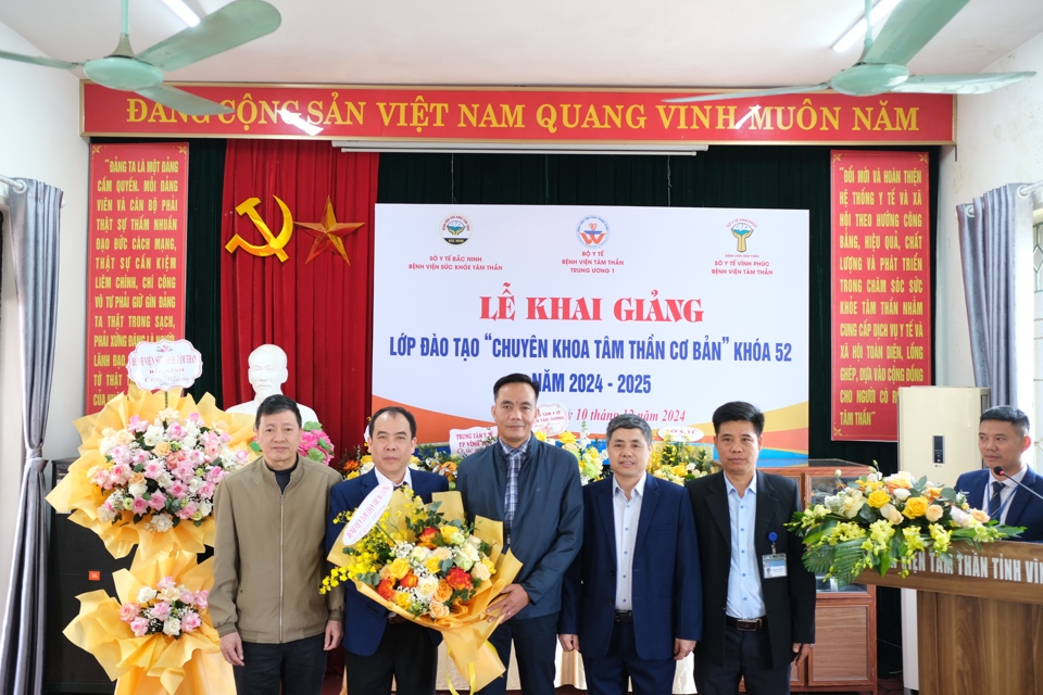 L&atilde;nh đạo Bệnh viện T&acirc;m thần Trung ương I, Bệnh viện T&acirc;m thần Vĩnh Ph&uacute;c, Bệnh viện Sức khỏe t&acirc;m thần Bắc Ninh c&ugrave;ng đ&oacute;n nhận hoa ch&uacute;c mừng khai giảng lớp đ&agrave;o tạo chuy&ecirc;n khoa t&acirc;m thần cơ bản kh&oacute;a 52. Ảnh: Sỹ H&agrave;o.&nbsp;