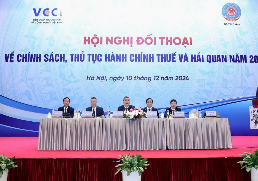 Lãnh đạo Bộ Tài chính, VCCI, Tổng cục Thuế, Tổng cục Hải quan điều hành hội nghị. Ảnh: Đức Minh.