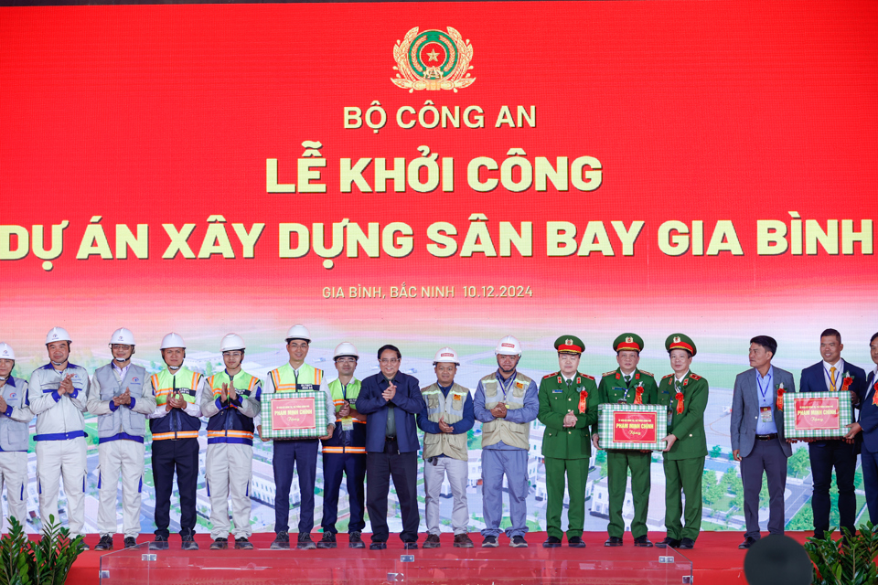 Thủ tướng tr&ograve; chuyện, động vi&ecirc;n v&agrave; tặng qu&agrave; c&aacute;c lực lượng tham gia thi c&ocirc;ng s&acirc;n bay Gia B&igrave;nh - Ảnh: VGP/Nhật Bắc