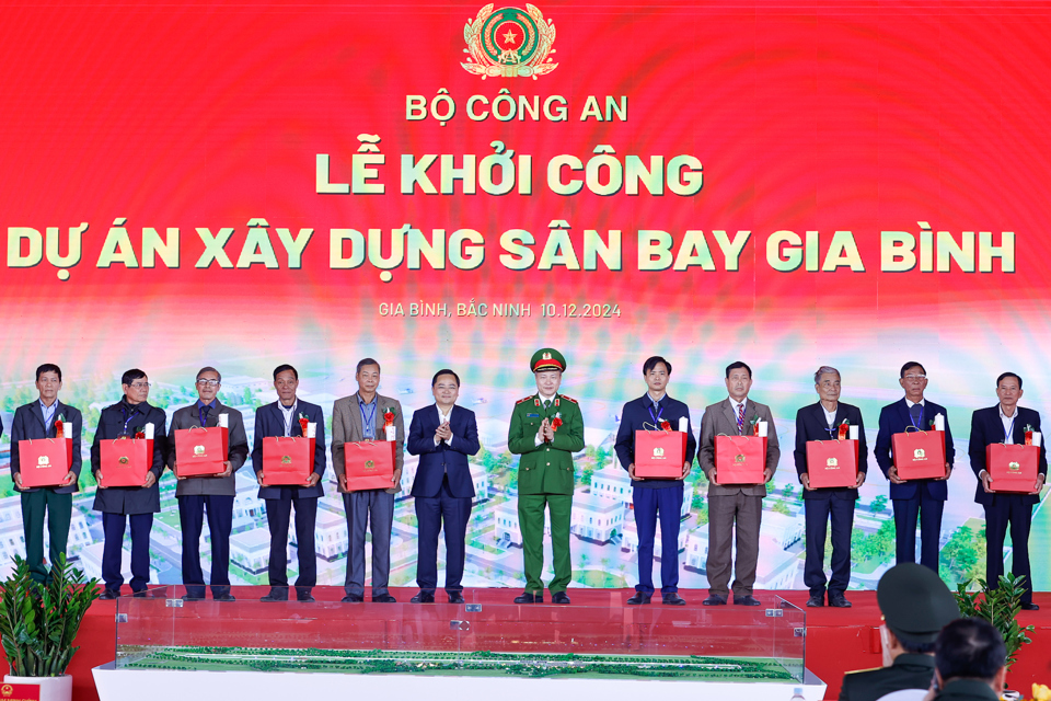 L&atilde;nh đạo tỉnh Bắc Ninh v&agrave; Bộ C&ocirc;ng an tặng qu&agrave; cho c&aacute;c hộ gia đ&igrave;nh nhường đất cho dự &aacute;n - Ảnh: VGP/Nhật Bắc