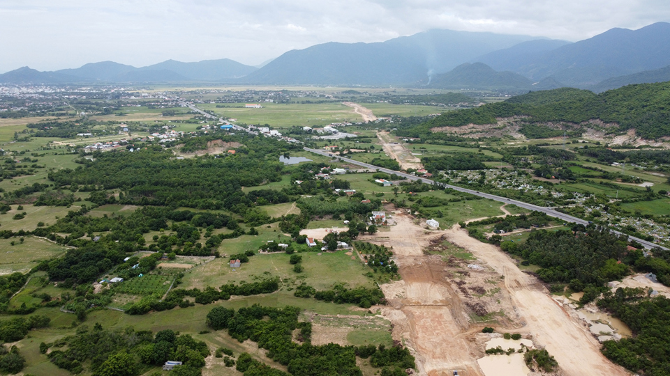 Khu c&ocirc;ng nghiệp Dốc Đ&aacute; Trắng c&oacute;&nbsp;gần 204 ha l&agrave; diện t&iacute;ch đất sản xuất c&ocirc;ng nghiệp, kho b&atilde;i với mật độ x&acirc;y dựng tối đa 70%, cao tối đa 5 tầng. Ảnh: Trung Nh&acirc;n