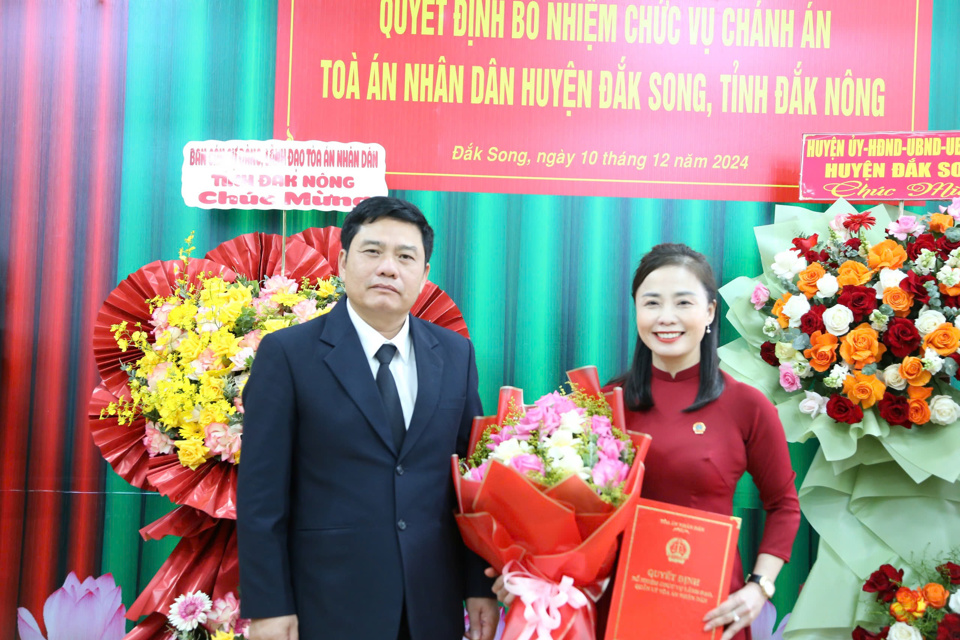 &Ocirc;ng B&ugrave;i Danh Đại, B&iacute; thư Ban C&aacute;n sự Đảng, Ch&aacute;nh &aacute;n TAND tỉnh Đắk N&ocirc;ng, đ&atilde; trao quyết định bổ nhiệm đồng ch&iacute; Trần Thị Thanh T&acirc;m giữ chức vụ Ch&aacute;nh &aacute;n TAND huyện Đắk Song. Thời gian bổ nhiệm l&agrave; 5 năm, kể từ ng&agrave;y 01/12/2024.