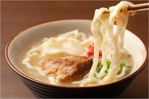 Những m&oacute;n đặc trưng như goya champuru (mướp đắng x&agrave;o), soki soba (m&igrave; với sườn heo) v&agrave; ch&acirc;n gi&ograve; lợn thu h&uacute;t nhiều thực kh&aacute;ch đam m&ecirc; kh&aacute;m ph&aacute;. Ảnh:&nbsp;Sora News