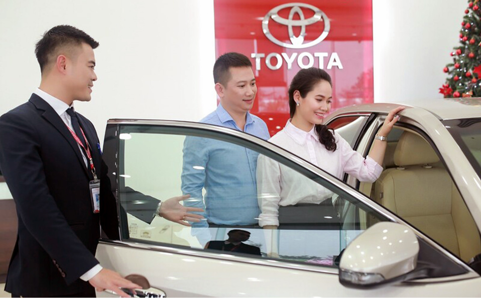 Người ti&ecirc;u d&ugrave;ng chọn mua xe tại Toyota Thăng Long. Ảnh: Ho&agrave;i Nam