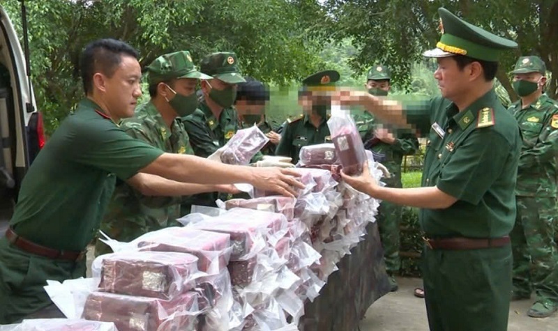 Ph&aacute; th&agrave;nh c&ocirc;ng Chuy&ecirc;n &aacute;n A424p bắt quả tang 6 đối tượng người L&agrave;o vận chuyển 121kg ma t&uacute;y tổng hợp từ L&agrave;o về Việt Nam