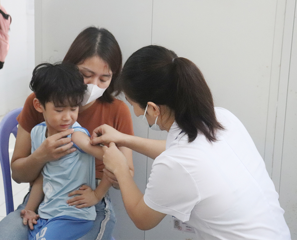 Nh&acirc;n vi&ecirc;n y tế huyện Ho&agrave;i Đức, H&agrave; Nội&nbsp;ti&ecirc;m vaccine ph&ograve;ng sởi cho trẻ. Ảnh: Trần Thảo