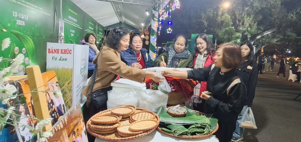 Gian h&agrave;ng quảng b&aacute; sản phẩm ti&ecirc;u biểu ''b&aacute;nh kh&uacute;c C&ocirc; Lan'' của phường Phố Huế