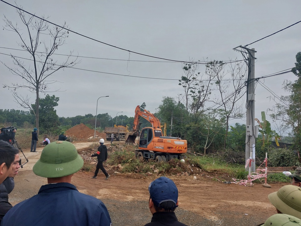 Huyện Thạch Thất tổ chức cưỡng chế thu hồi đất để thực hiện dự &aacute;n đường giao th&ocirc;ng n&ocirc;ng th&ocirc;n đoạn ng&atilde; tư Tr&uacute;c Động đi Đại lộ Thăng Long. Ảnh: C&ocirc;ng Phương.