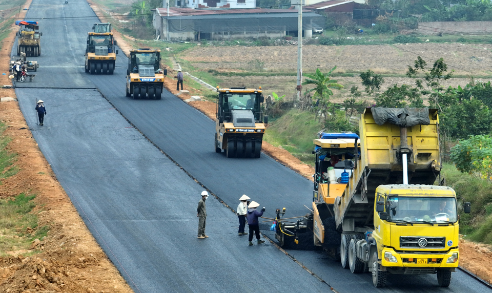 C&aacute;c dự &aacute;n hạ tầng giao th&ocirc;ng được triển khai hiệu quả, kịp tiến độ sẽ hạn chế thất tho&aacute;t l&atilde;ng ph&iacute;. Trong ảnh: Thi c&ocirc;ng Dự &aacute;n đường V&agrave;nh đai 4 tr&ecirc;n địa b&agrave;n huyện M&ecirc; Linh, H&agrave; Nội. Ảnh: Chiến C&ocirc;ng