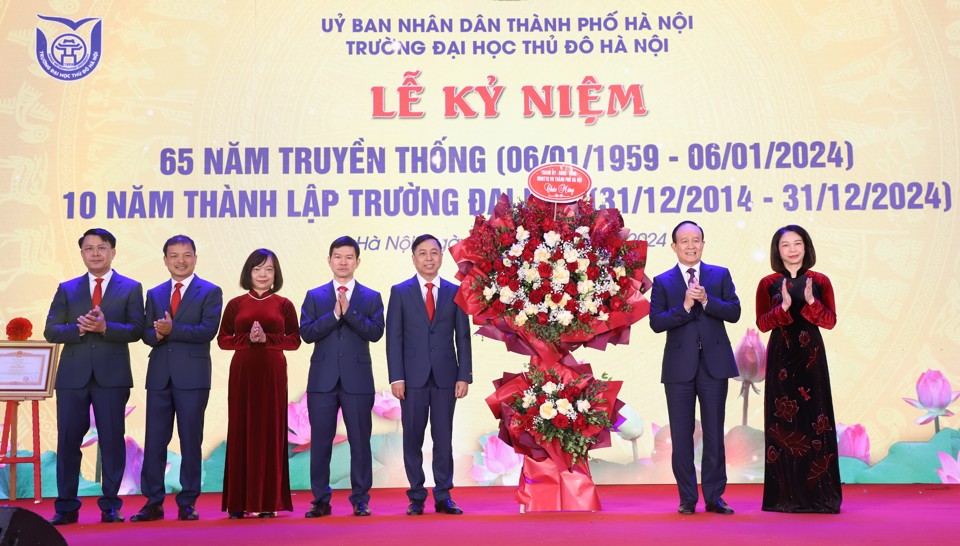 Thay mặt l&atilde;nh đạo TP, Ph&oacute; B&iacute; thư Th&agrave;nh ủy, Chủ tịch HĐND TP Nguyễn Ngọc Tuấn; Ph&oacute; Chủ tịch UBND TP Vũ Thu H&agrave; tặng lẵng hoa ch&uacute;c mừng 65 năm truyền thống Trường Đại học Thủ đ&ocirc; H&agrave; Nội.