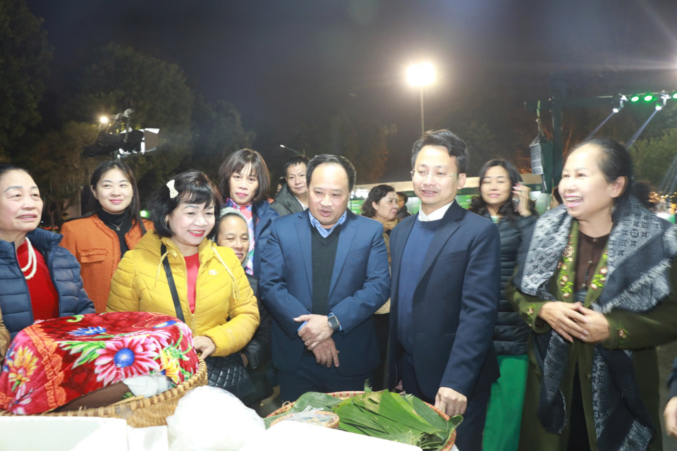 Đại biểu v&agrave; người d&acirc;n tham quan c&aacute;c gian h&agrave;ng tại ''Chương tr&igrave;nh quảng b&aacute;, giới thiệu sản phẩm OCOP, c&aacute;c sản phẩm đặc trưng, c&aacute;c điểm di t&iacute;ch lịch sử v&agrave; du lịch tr&ecirc;n địa b&agrave;n Quận Hai B&agrave; Trưng năm 2024''