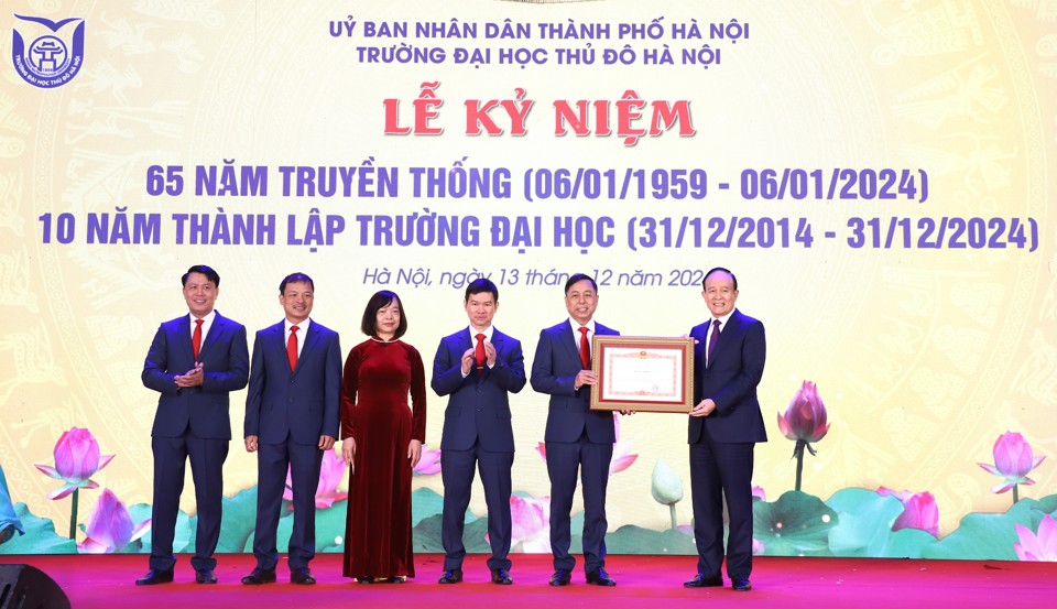 Phó Bí thư Thành ủy, Chủ tịch HĐND Nguyễn Ngọc Tuấn trao Bằng khen của Thủ tướng Chính phủ cho Trường Đại học Thủ đô Hà Nội