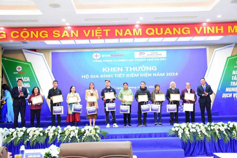 Ph&oacute; Gi&aacute;m đốc Sở C&ocirc;ng Thương TP H&agrave; Nội Nguyễn Đ&igrave;nh Thắng v&agrave; Ph&oacute; Tổng Gi&aacute;m đốc EVNHANOI L&ecirc; &Aacute;nh Dương tặng Bằng khen cho đại diện c&aacute;c hộ gia đ&igrave;nh sử dụng an to&agrave;n, tiết kiệm điện, tiết kiệm năng lượng ti&ecirc;u biểu H&agrave; Nội năm 2024. Ảnh: Việt Anh