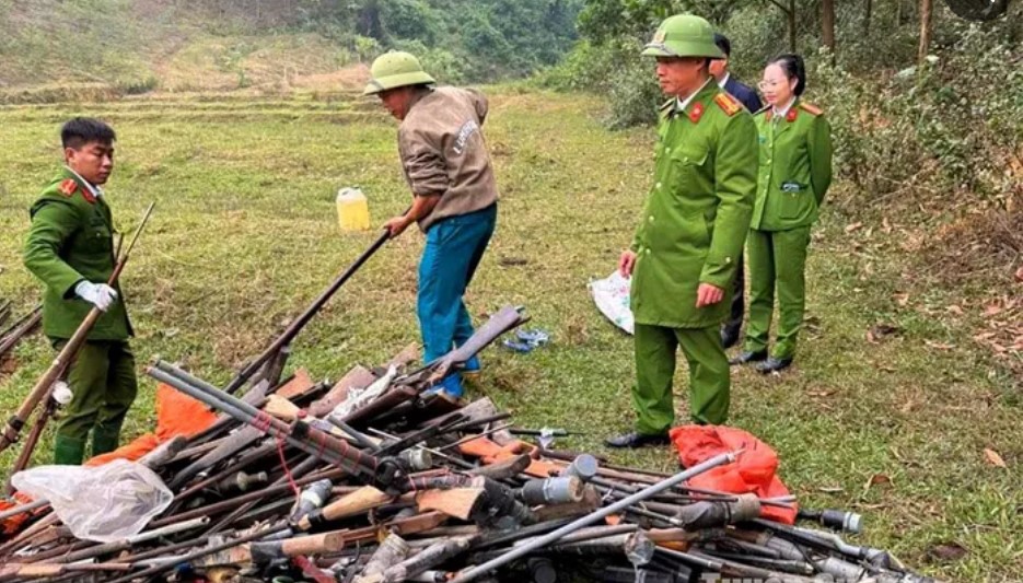 C&ocirc;ng an huyện Chi&ecirc;m H&oacute;a tổ chức ti&ecirc;u hủy 182 vũ kh&iacute;, c&ocirc;ng cụ hỗ trợ.