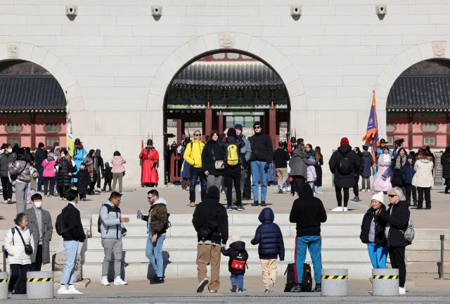 Đ&aacute;m đ&ocirc;ng du kh&aacute;ch kh&aacute;m ph&aacute; Gwanghwamun, một di t&iacute;ch văn h&oacute;a nổi tiếng ở Seoul, v&agrave;o Chủ Nhật. Ảnh: Newsis