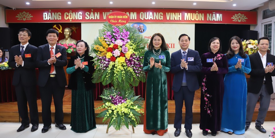 Trưởng Ban D&acirc;n vận Quận ủy Ho&agrave;n Kiếm Phạm Thị Thu Thủy - Tổ trưởng Tổ c&ocirc;ng t&aacute;c số 4 tặng hoa ch&uacute;c mừng Đại hội