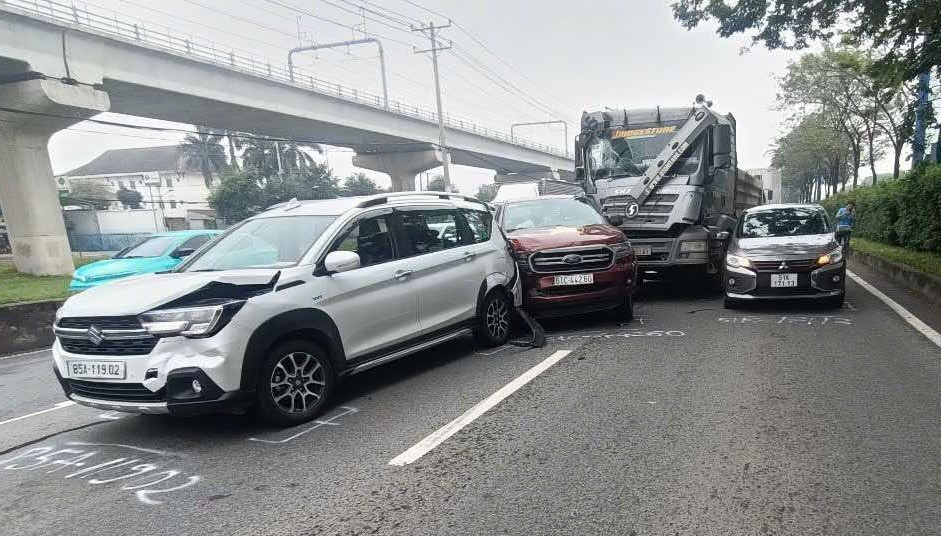 Hiện trường vụ tai nạn li&ecirc;n ho&agrave;n tr&ecirc;n đường V&otilde; Nguy&ecirc;n Gi&aacute;p. Ảnh: TK. &nbsp;