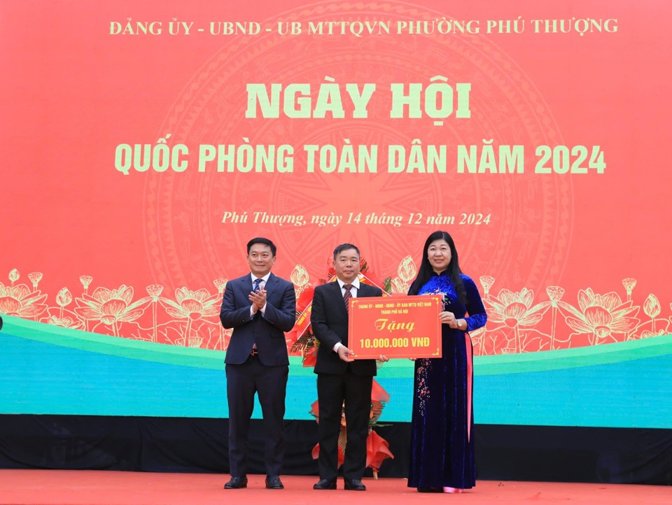 Chủ tịch Ủy ban Mặt trận Tổ quốc Việt Nam TP H&agrave; Nội Nguyễn Lan Hương tặng hoa v&agrave; trao qu&agrave; ch&uacute;c mừng của TP tới c&aacute;n bộ, Nh&acirc;n d&acirc;n phường Ph&uacute; Thượng&nbsp;