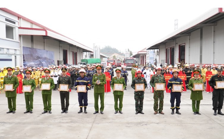 L&atilde;nh đạo C&ocirc;ng an tỉnh trao Giấy khen tặng c&aacute;c tập thể, c&aacute; nh&acirc;n.