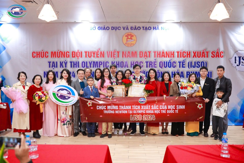 &nbsp;&nbsp;&nbsp;Gia đ&igrave;nh v&agrave; thầy, bạn b&egrave; ra S&acirc;n bay quốc tế Nội B&agrave;i ch&agrave;o đ&oacute;n, ch&uacute;c mừng hai học sinh Vương H&agrave; Chi v&agrave; Vũ Nhật Long.