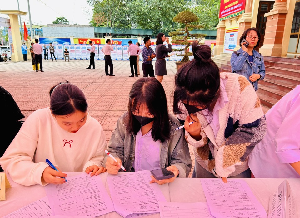 Sinh vi&ecirc;n đăng k&yacute; t&igrave;m việc l&agrave;m part time tại Phi&ecirc;n giao dịch v&agrave; tư vấn việc l&agrave;m huyện Ba V&igrave; năm 2024. Ảnh: Trần Oanh.