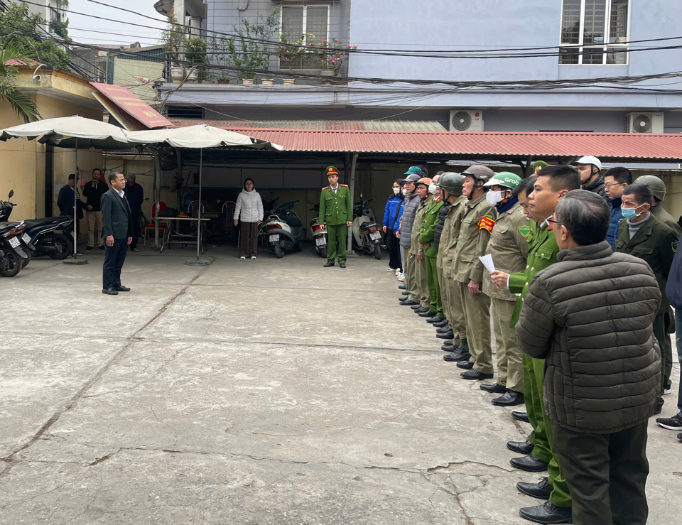 Chủ tịch UBND phường Vĩnh Hưng &nbsp;Ng&ocirc; Mạnh Cường chỉ đạo ra qu&acirc;n. Ảnh TA