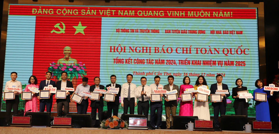 Đại diện&nbsp;Bộ Th&ocirc;ng tin v&agrave; Truyền th&ocirc;ng trao tặng Giấy chứng nhận đạt mức xuất sắc về trưởng th&agrave;nh chuyển đổi số b&aacute;o ch&iacute; năm 2024 cho c&aacute;c cơ quan b&aacute;o ch&iacute;.&nbsp; &nbsp; &nbsp; &nbsp;