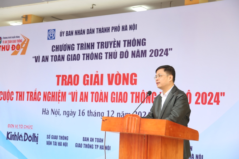 &Ocirc;ng Tạ Đức Giang&nbsp; -Ph&oacute; Ch&aacute;nh Văn ph&ograve;ng Ban ATGT TP H&agrave; Nội, Th&agrave;nh vi&ecirc;n Ban Thư k&yacute; Chương tr&igrave;nh&nbsp;truyền th&ocirc;ng &ldquo;V&igrave; an to&agrave;n giao th&ocirc;ng Thủ đ&ocirc;&rdquo; năm 2024 chia sẻ về kiến thức, ph&aacute;p luật về trật tự ATGT với c&aacute;c em học sinh v&agrave; gi&aacute;o vi&ecirc;n trường THCS Văn Ho&agrave;ng.